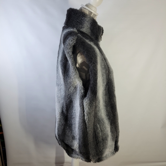 Duffel Outdoor Faux Fur ZIp Front Vest Side Pockets Lined Size Small - Picture 4 of 11